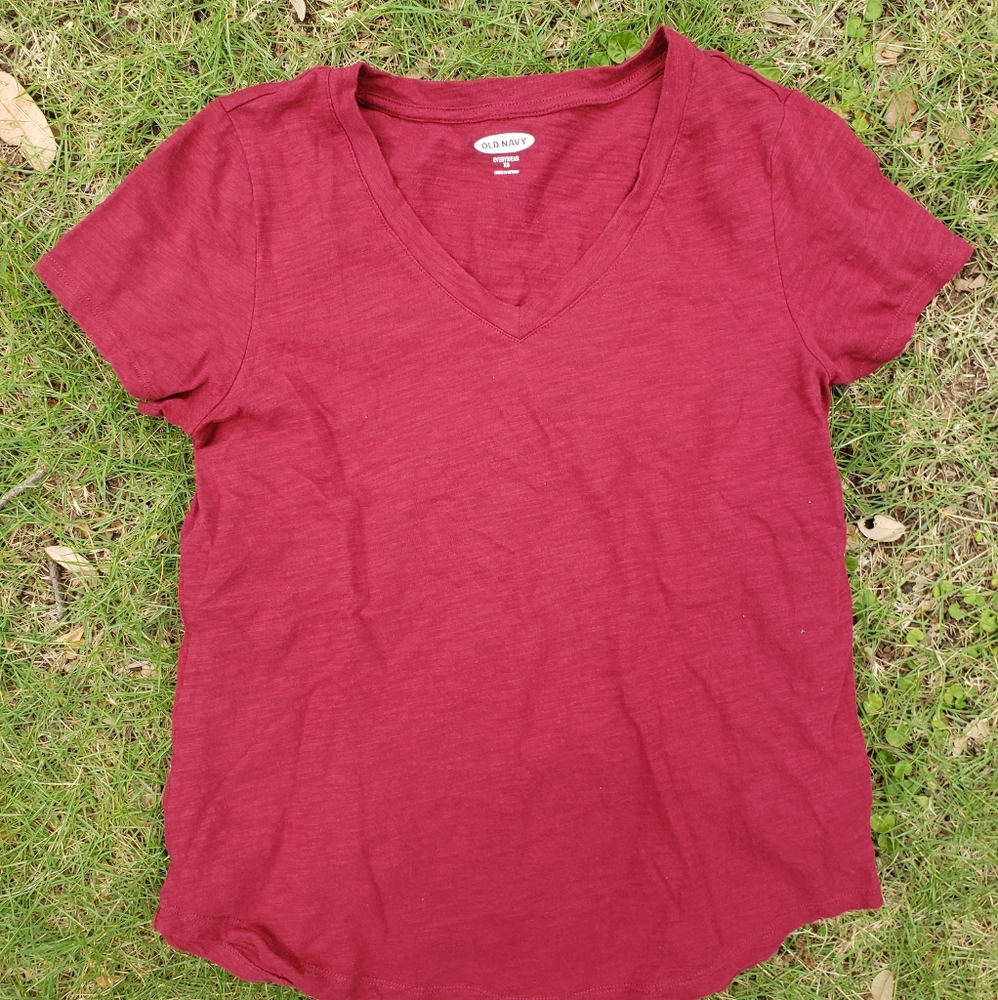 Old navy burgundy tee